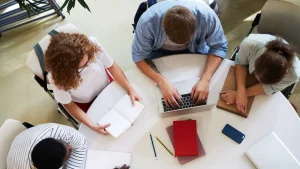 Personas estudiando y aprendiendo ingles