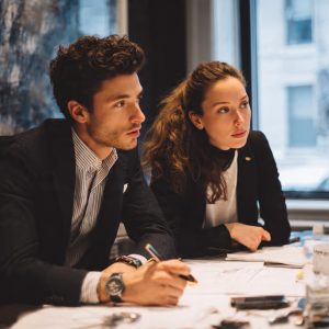 Jóvenes profesionales ejecutando la estrategia que escucharon