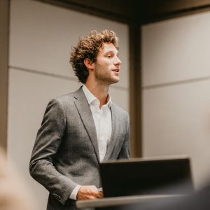 Profesional exponiendo una presentación